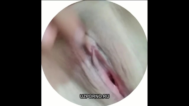 Голая узбекская девушка трахает свою пилотку пальчиками